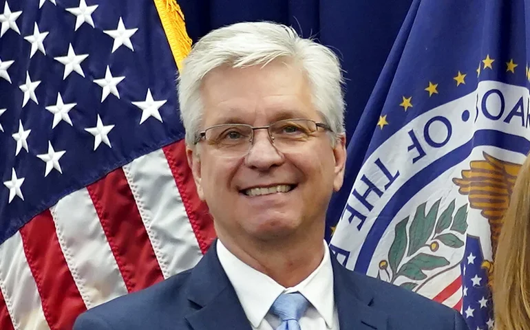 Diretor do Fed avalia pausa ou corte de juros em março após payroll forte