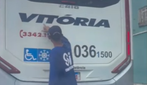 Gesto foi registrado por uma mulher em um veículo e rapidamente viralizou. Foto: Reprodução/Internet.