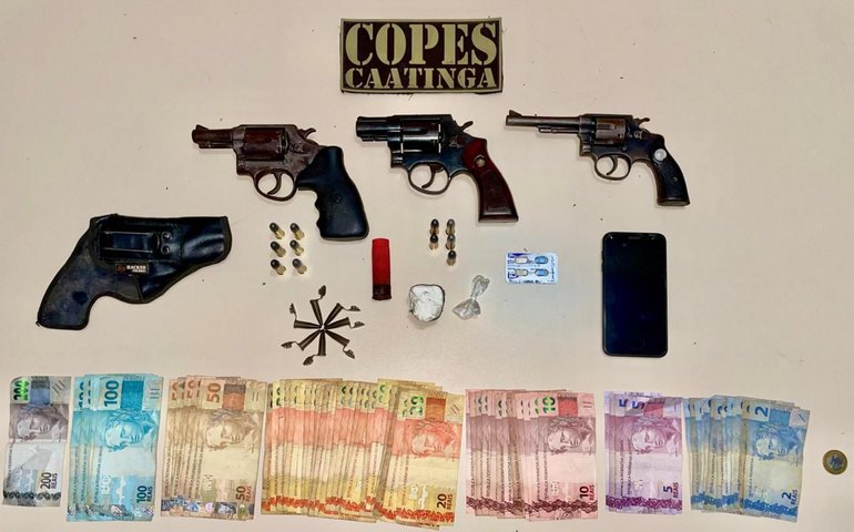 PM-AL apreende quantia em dinheiro, cocaína e três armas de fogo em ação no Sertão