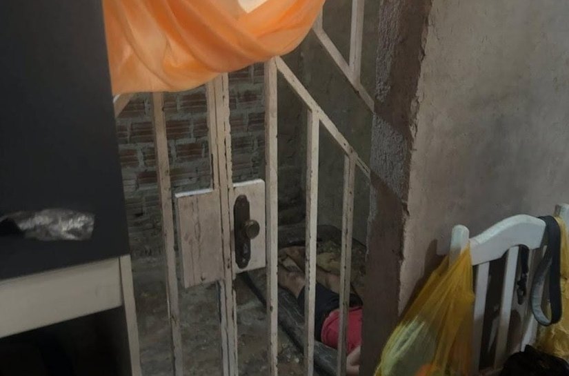 Pai é preso por manter filho com deficiência em cárcere privado e abandono em Campo Grande