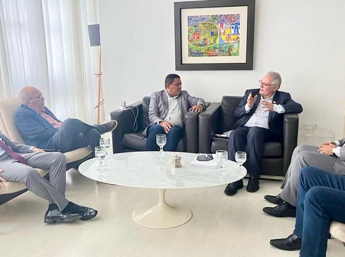 Prefeito Júlio, Dr. Pedro Gaia e vereador Pedrinho Gaia encontram-se com Renan Calheiros em Brasília