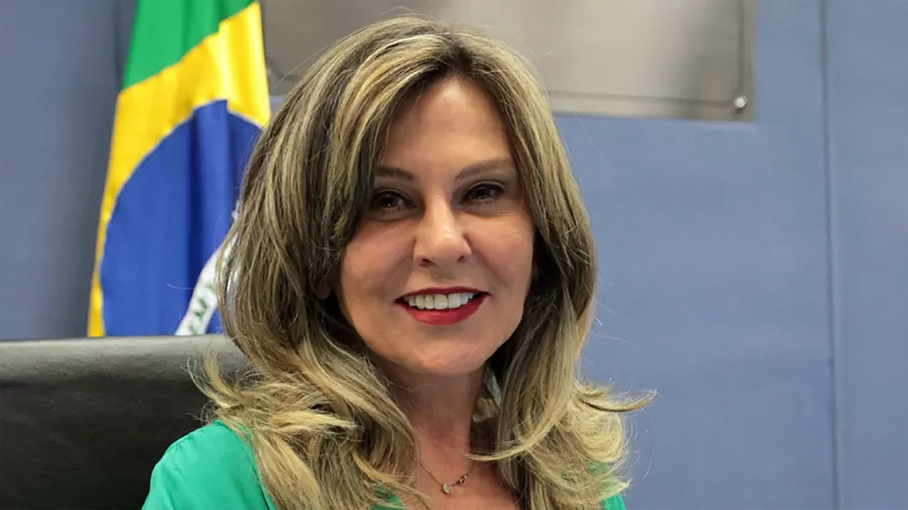 Lindôra pede ao STF apreensão de arma de Zambelli por porte ilegal