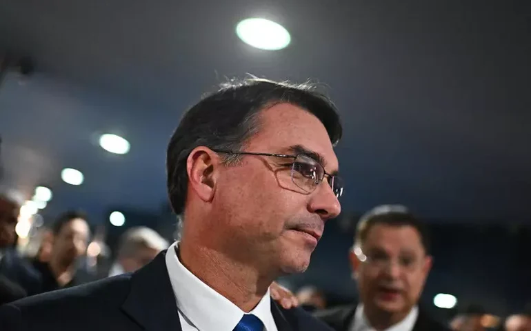 Flávio Bolsonaro visita Zambelli em penitenciária na Itália