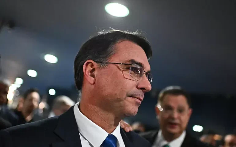 Flávio admite trocar anistia por redução de penas em determinados crimes para emplacar projeto