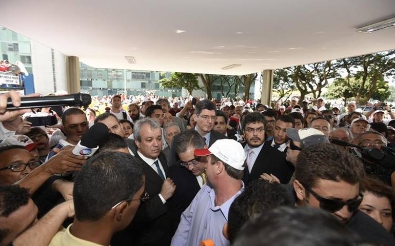 Em meio a tumulto, ministro Joaquim Levy negocia com manifestantes
