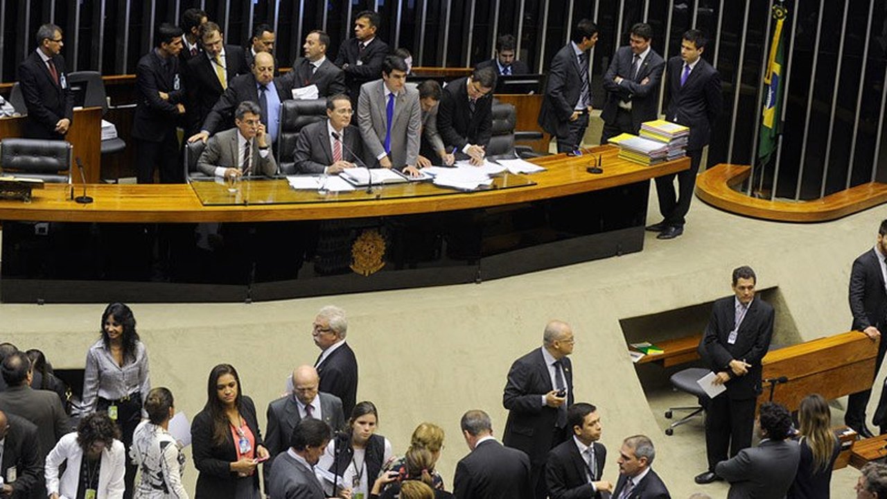 Renan anuncia economia e votação eletrônica em comissões