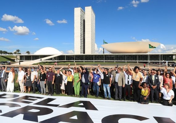 Índices globais de democracia caem a nível mais baixo desde 1986