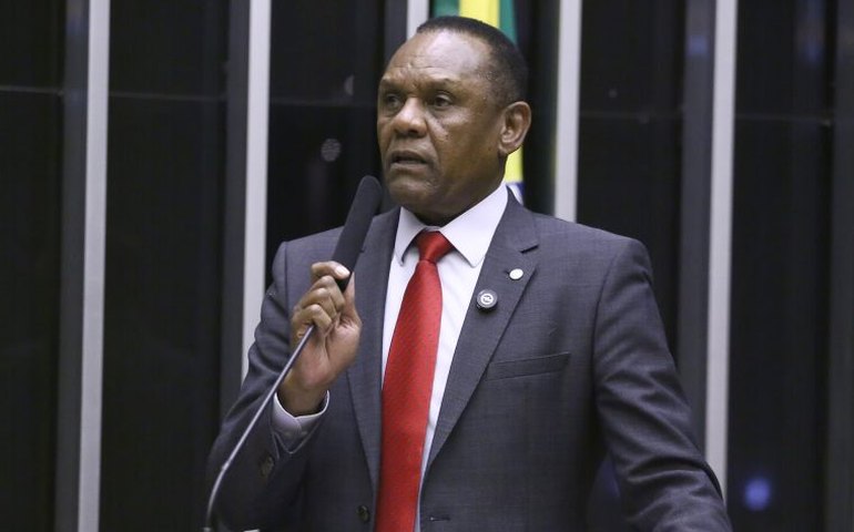 Comissão aprova proposta que torna crime divulgar, na internet, desafios ou brincadeiras perigosos