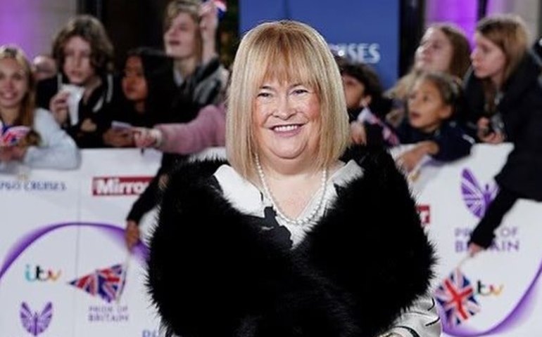 Susan Boyle aparece com novo visual em premiação e surpreende fãs