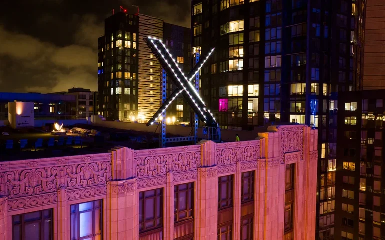 Chatbot de IA de Musk enfrenta reação global sobre imagens sexualizadas de mulheres e crianças