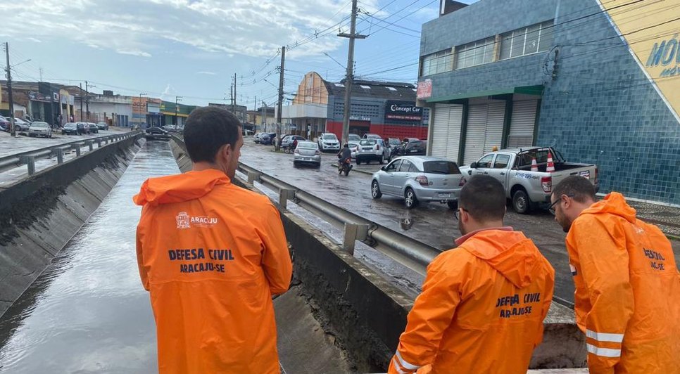 Chuvas causam alagamentos e transbordamento de canal em Aracaju / Foto: Foto: Defesa Civil/Aracaju