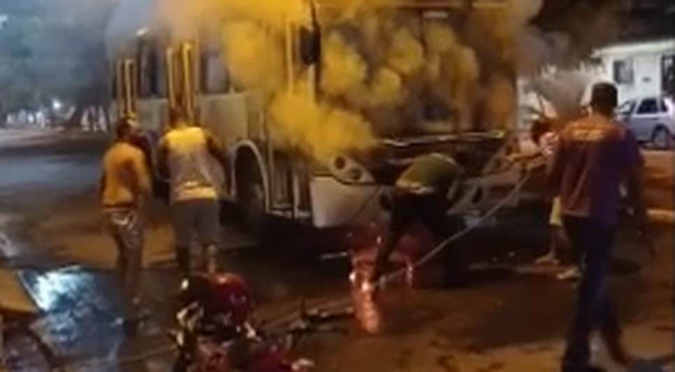 Ônibus do transporte coletivo pega fogo na Grande Aracaju