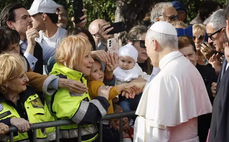 Papa visita paróquia em Roma e faz alerta contra marginalização de jovens