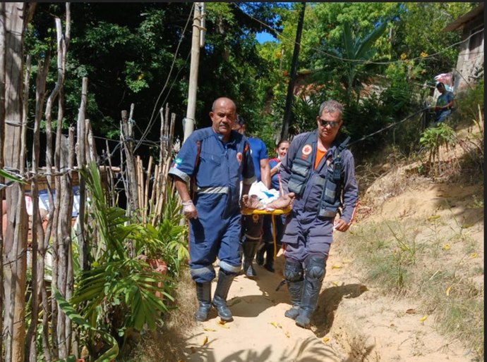 Samu resgata paciente acamado em situação de risco em Garça Torta, em Maceió