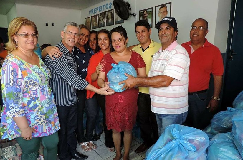 Prefeitura de Ibateguara distribuiu mil cestas básicas natalinas com carentes