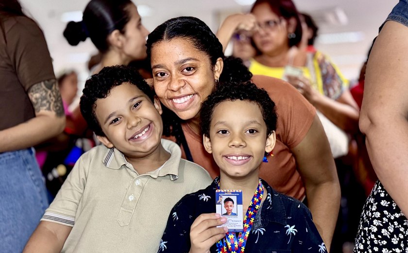 Governo de Alagoas entrega 600 documentos a pessoas com deficiência e autismo