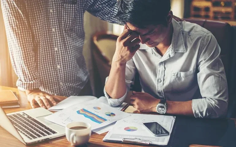 Decisões financeiras que podem prejudicar sua carreira no longo prazo