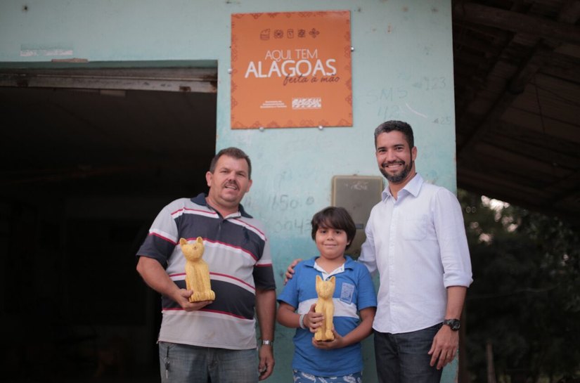 Comunidade em Boca da Mata recebe sinalização turística nas casas-ateliê