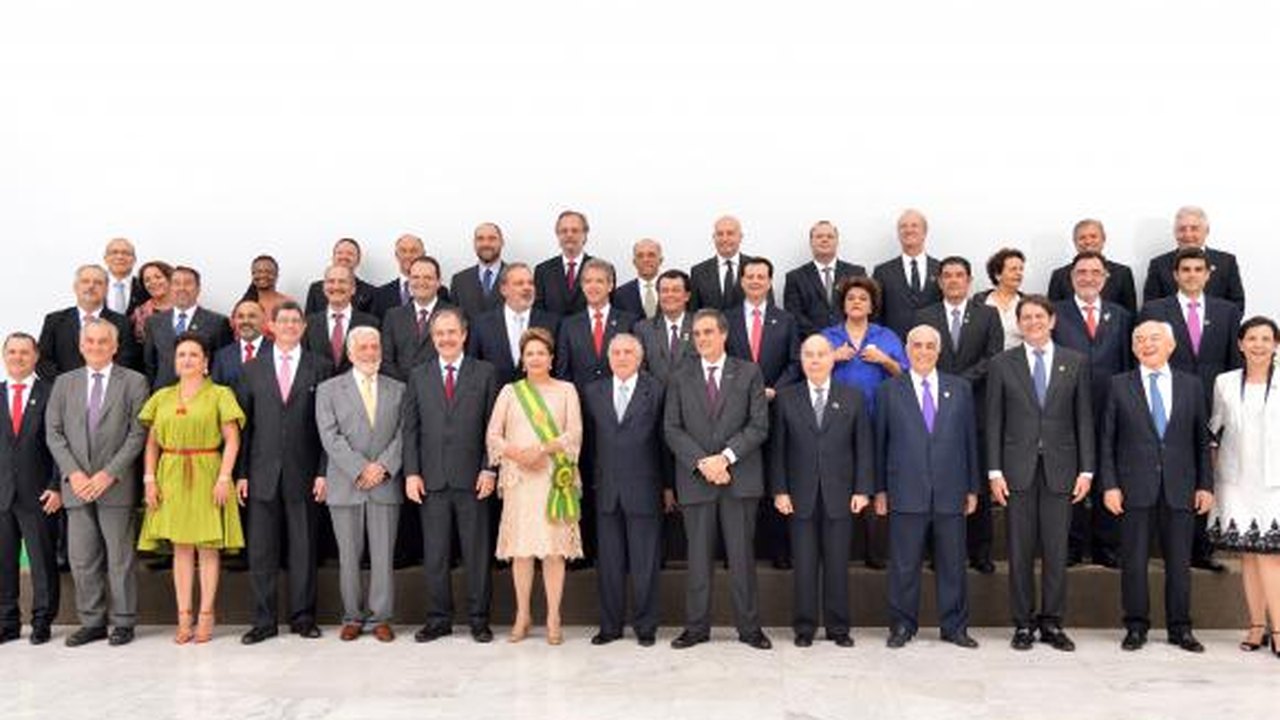 Ministros tomam posse para segundo mandato de Dilma