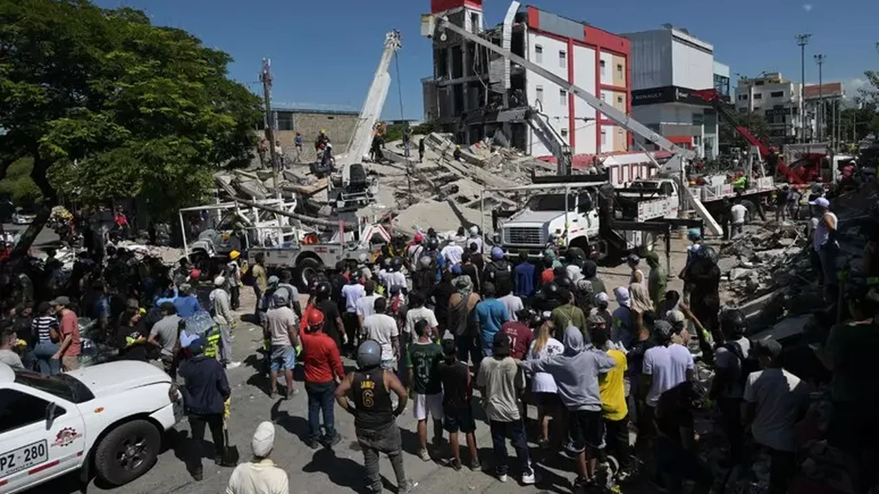 Hospital pediátrico desaba em Cali com terremoto e deixa morto e soterrados