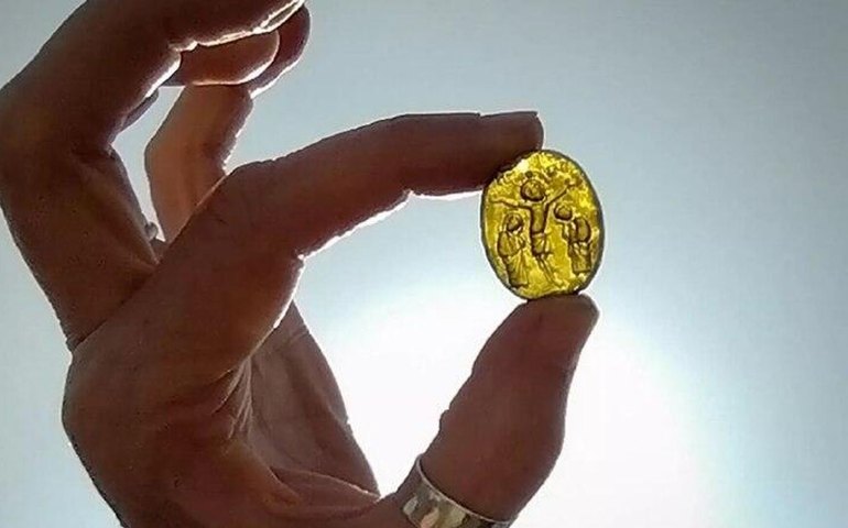 Joia medieval de vidro com Cristo crucificado é encontrada em escavação no Reino Unido