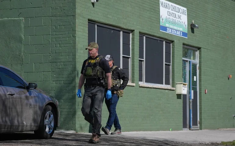 Agentes cumprem mandados de busca e apreensão em investigação federal de fraude em Minnesota.