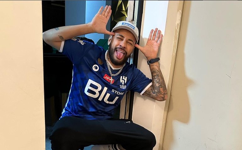 Falso Neymar é entrevistado em clássico no México; assista