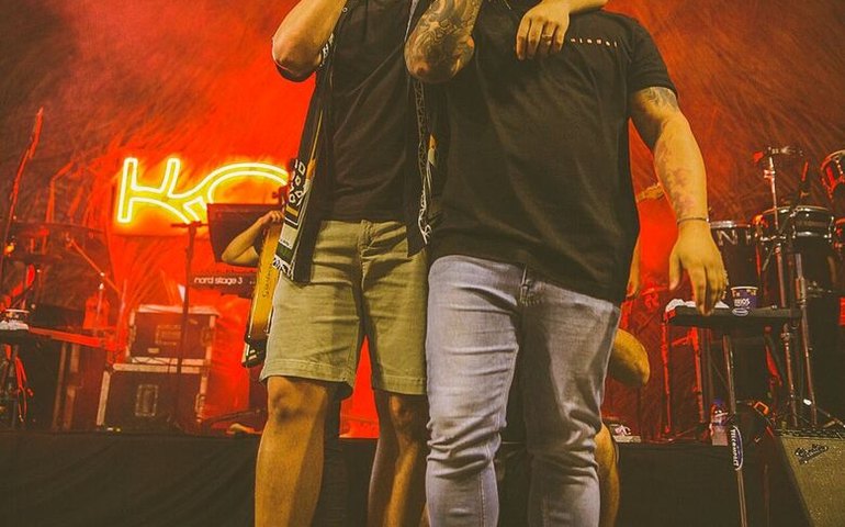 Matheus e Kauan agitam a primeira noite de réveillon na Praia do Patacho