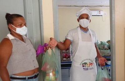 Educação de Santana do Mundaú segue realizando entrega de kits de gêneros alimentícios