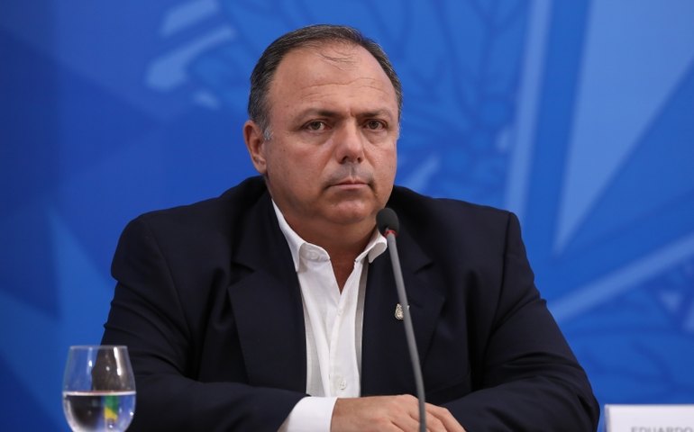 Bolsonaro formaliza general Eduardo Pazuello como ministro interino da Saúde