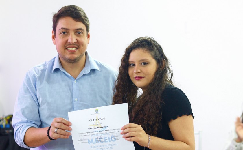 Estudantes do Núcleo de Línguas Estrangeiras recebem certificado de conclusão de cursos