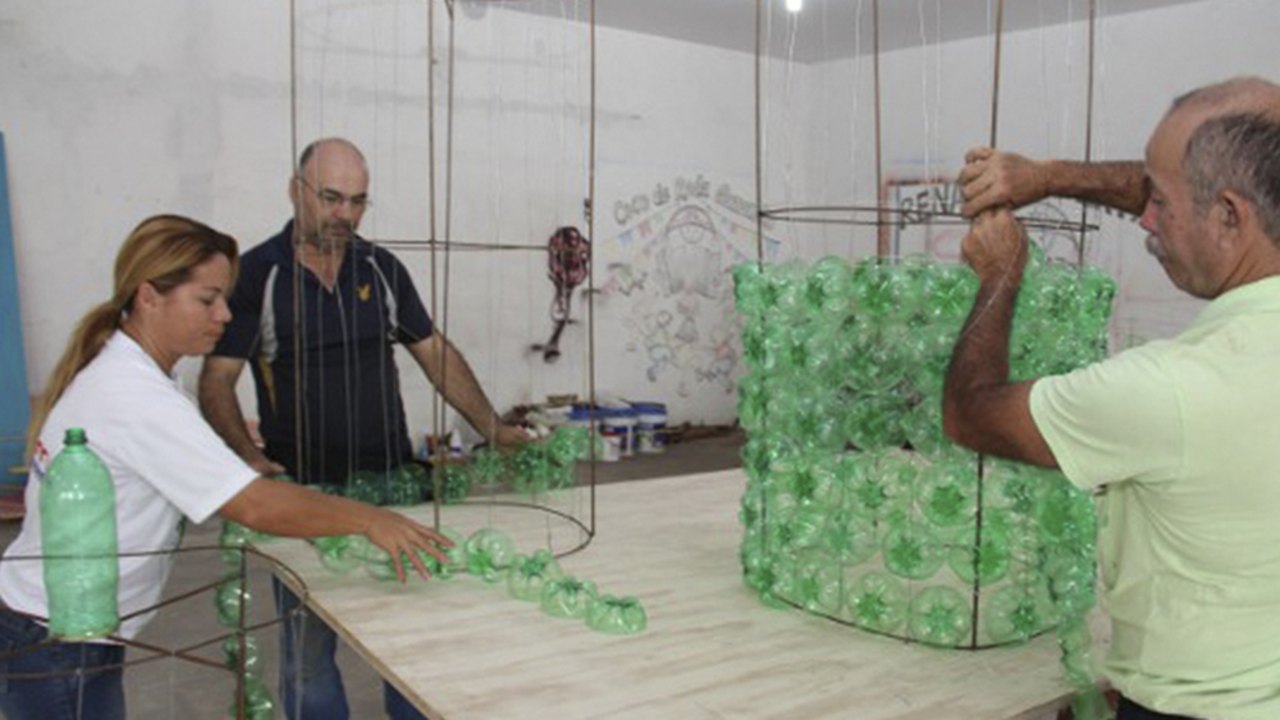 Artesãos coletam material reciclado para Natal de Arapiraca