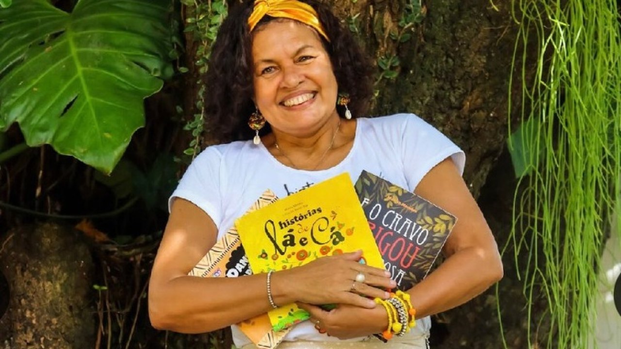 Professora doa livros para crianças sem acesso à leitura