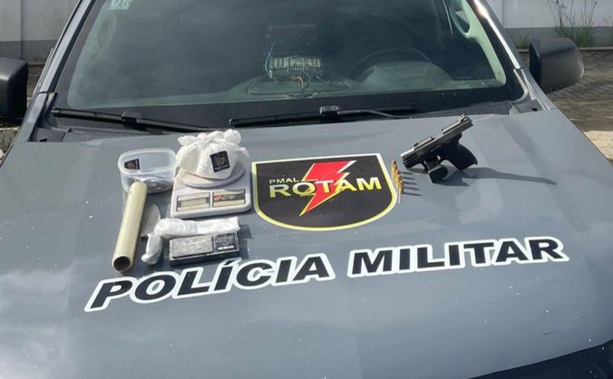 Policiais localizaram uma pistola com cinco munições, duas balanças de precisão, além das drogas  