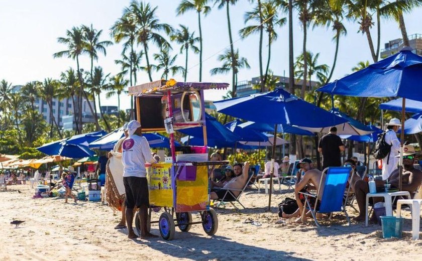 Golpistas se passam por fiscais e fazem cobranças a ambulantes na orla de Maceió