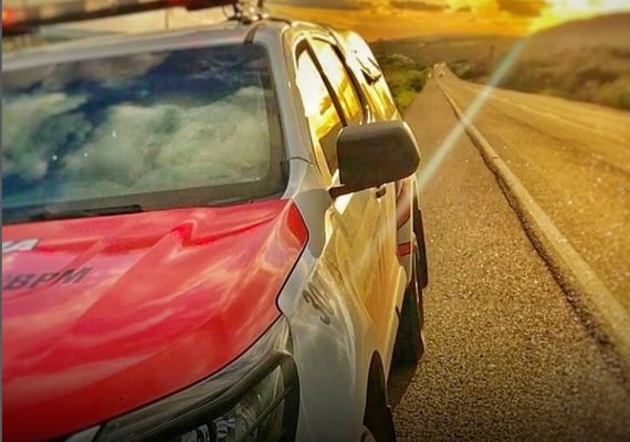 PM prende dois suspeitos e apreende drogas e armas em Santana do Ipanema