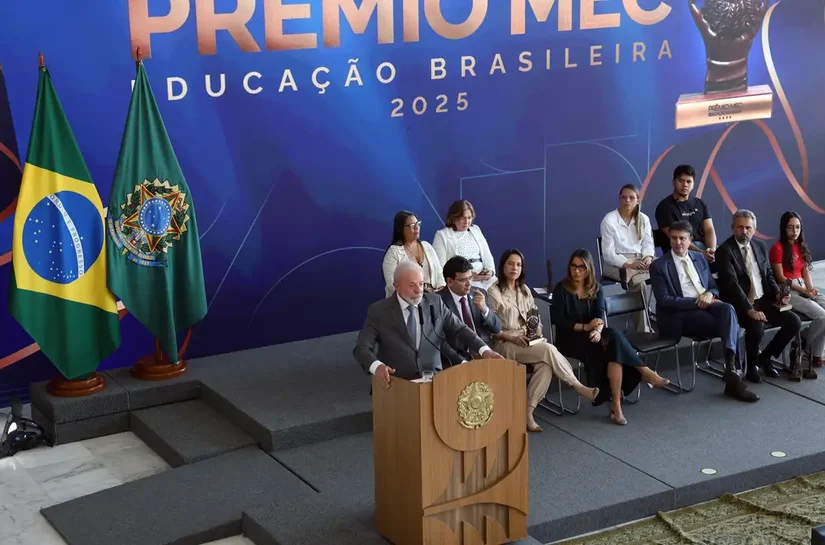 Evasão escolar é questão de Estado, diz Lula na entrega do Prêmio MEC
