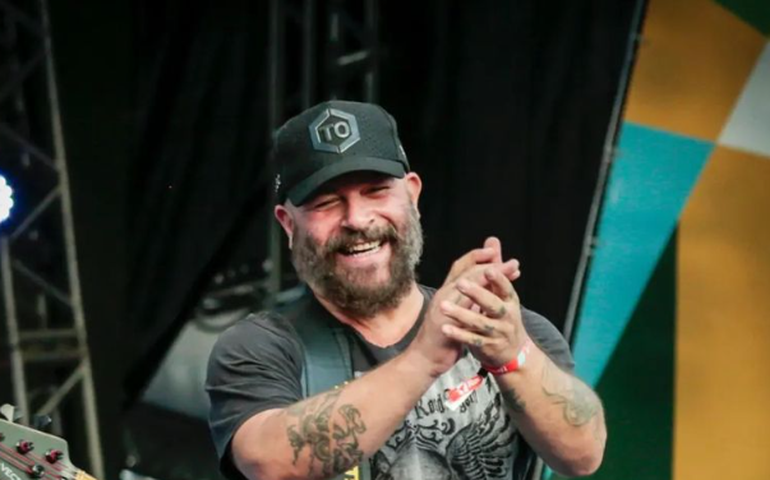 Mingau, do Ultraje a Rigor, ganha cadeira de rodas após mais de 3 meses de internação