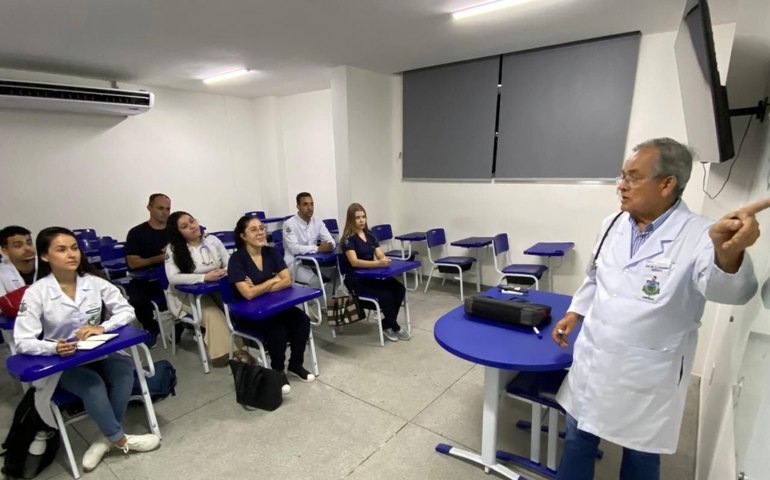 Uncisal concede título de Doutor Honoris Causa ao médico José Maria Constant