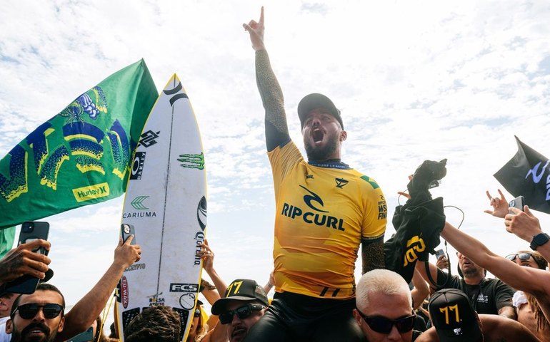 Filipinho bate Ewing, é bicampeão e dá ao Brasil o sétimo título do Circuito Mundial de Surfe