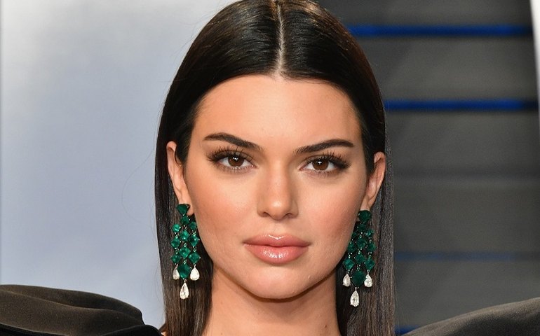 Kendall Jenner diz que estava bêbada ao fazer tatuagem nos lábios