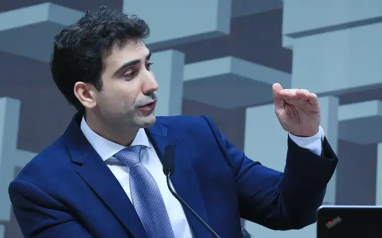 Economia brasileira dá sinais de estar em estágio diferente do restante do mundo, diz Galípolo