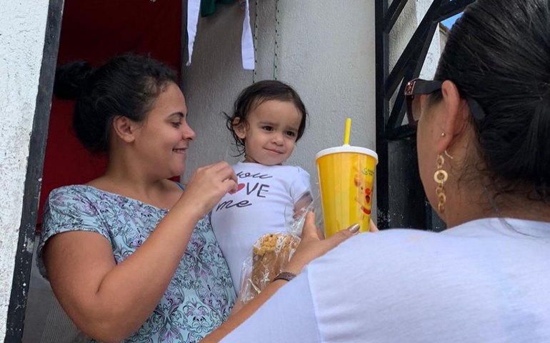 Equipe do Criança Feliz de Branquinha encerra atividades de 2022 com entrega de lembrancinhas