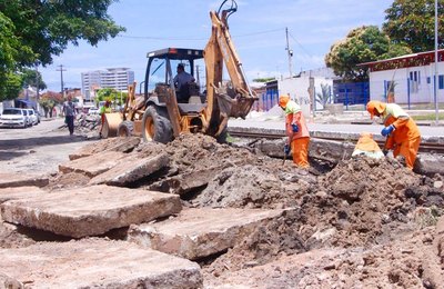 Infraestrutura inicia obras no sistema de drenagem na Avenida Walter Ananias