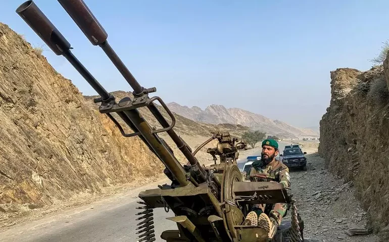 Paquistão declara 'guerra aberta' ao governo Talibã do Afeganistão