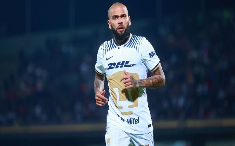 Daniel Alves sai do banco e dá assistência em triunfo do Pumas no México