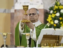 Papa diz que 'líderes solitários' não sustentam política e economia