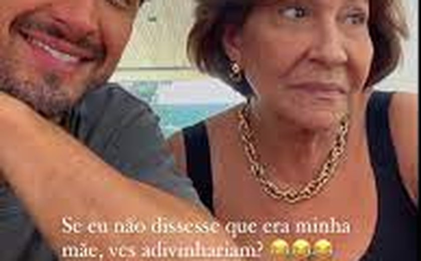 Mãe de Rômulo Estrela surpreende ator ao tascar vários beijos em Antonio Bandeiras: 'Vou desmaiar'