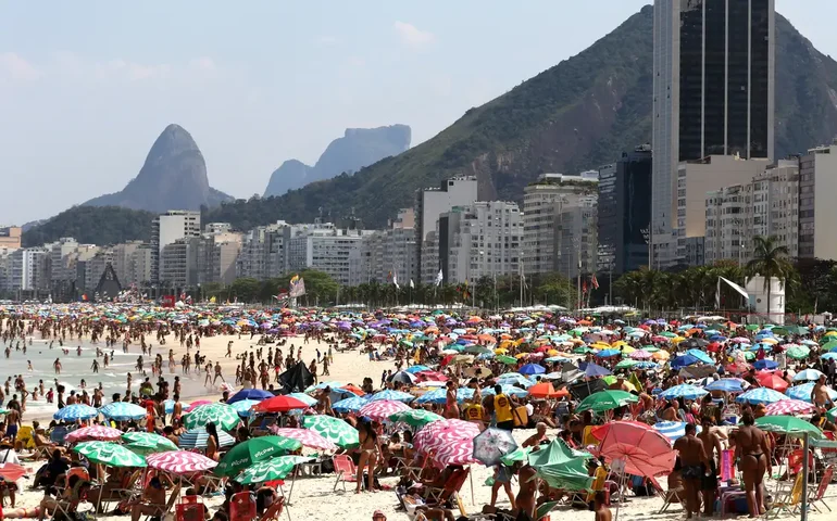 Prefeitura reforça fiscalização nas praias após novas regras, mas produtos vetados seguem presentes nas areias