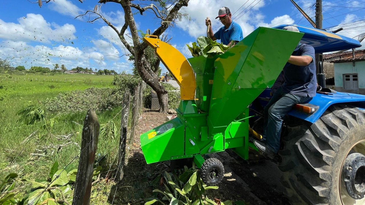 Prefeitura de Anadia adquire máquina trituradora de galhos